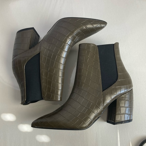 Lulus Shoes - Lulus Vegan Croc Pointed Toes Chelsea Boots Size 6